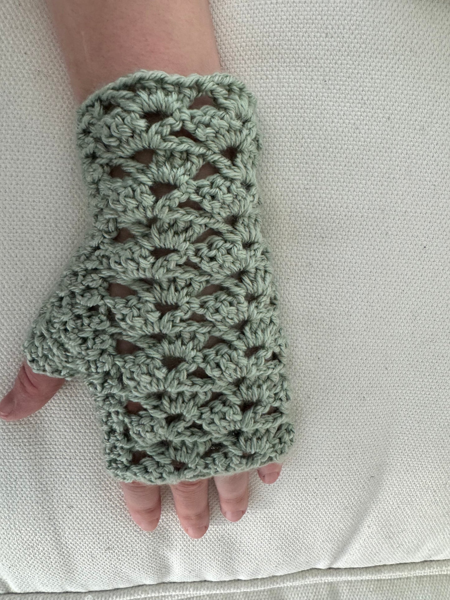 Fingerless gloves and hat set