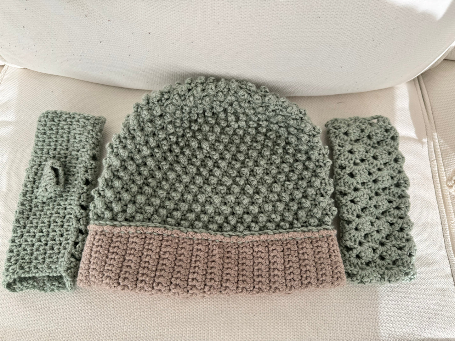 Fingerless gloves and hat set